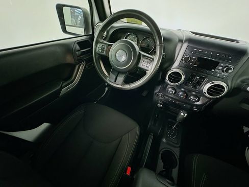 Used 2018 Jeep Wrangler Unlimited Sahara w/ Connectivity Group AWD/4WD image 9