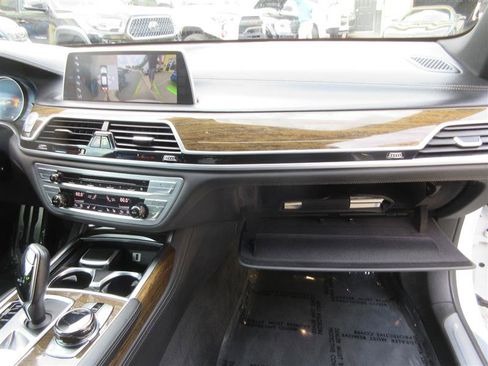 Used 2018 BMW 750i xDrive image 34