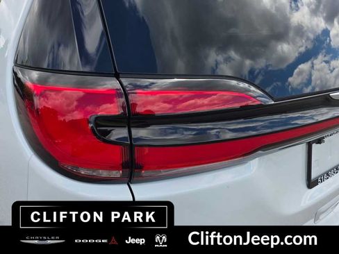 Used 2026 Chrysler Pacifica Select FWD image 8