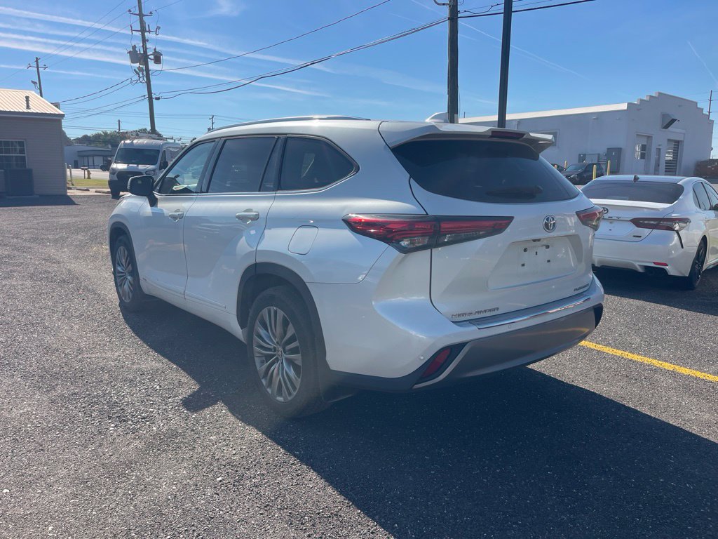 Used 2022 Toyota Highlander Platinum AWD/4WD image 3