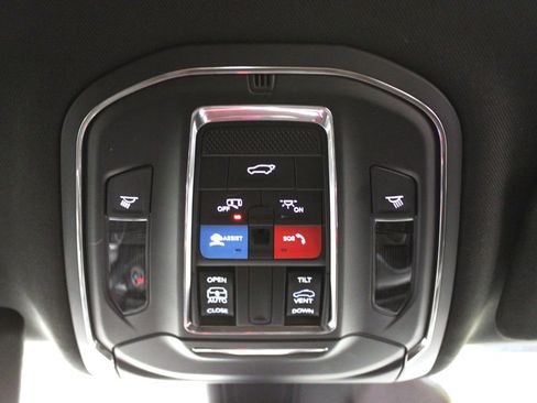 Used 2025 Jeep Grand Cherokee Altitude image 26