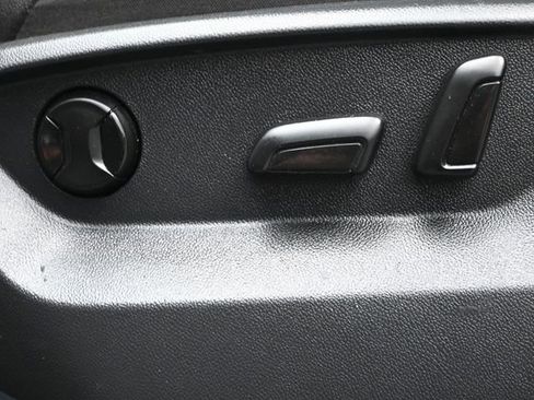 Used 2020 Volkswagen Tiguan SE image 11