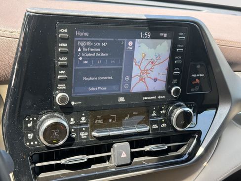 Used 2021 Toyota Highlander Limited FWD image 11
