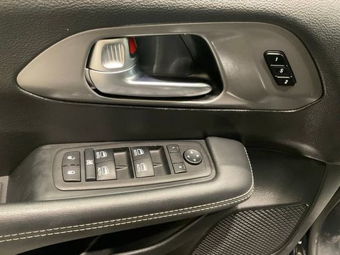 Used 2025 Chrysler Pacifica Select FWD image 7