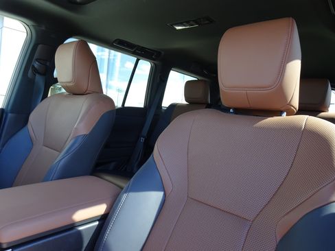 Used 2024 Lexus GX 550 w/ Accessory Package (2T) AWD/4WD image 11