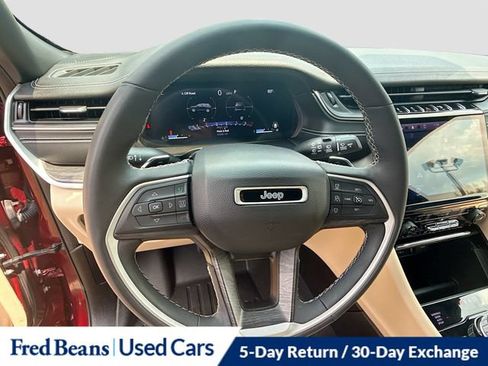 Used 2023 Jeep Grand Cherokee Limited w/ Black Appearance Package AWD/4WD image 15