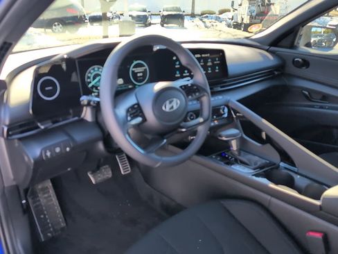 Used 2025 Hyundai Elantra SEL FWD image 10