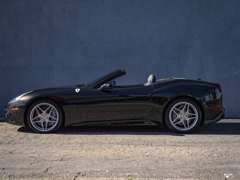 Used 2017 Ferrari California T image 2