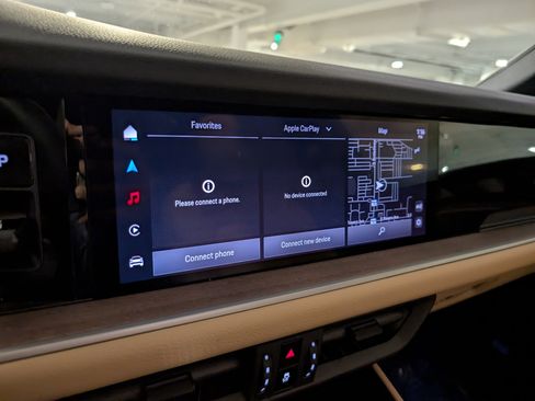 Used 2025 Porsche Cayenne image 37