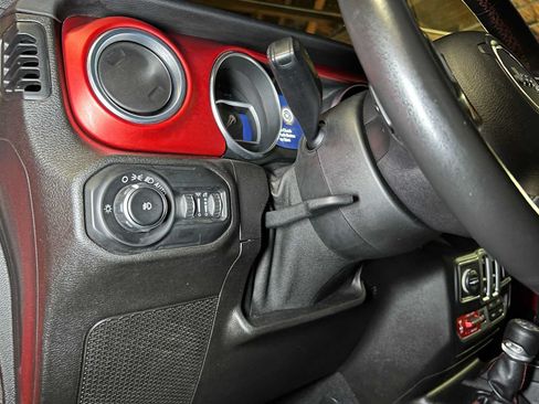 Used 2018 Jeep Wrangler Rubicon AWD/4WD image 21