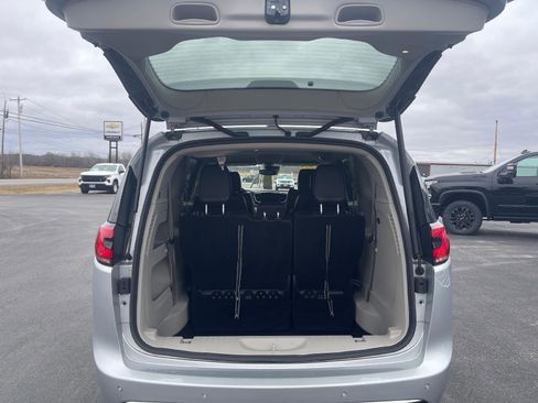 Used 2024 Chrysler Pacifica Touring-L image 8