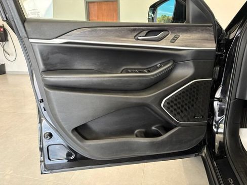 Used 2022 Jeep Grand Cherokee Limited AWD/4WD image 25