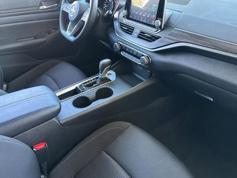 Used 2025 Nissan Altima 2.5 SV FWD image 30