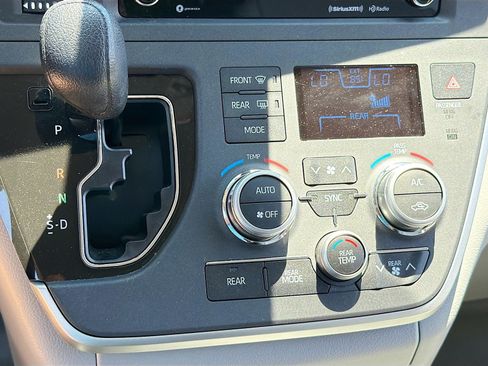 Used 2020 Toyota Sienna LE FWD image 14