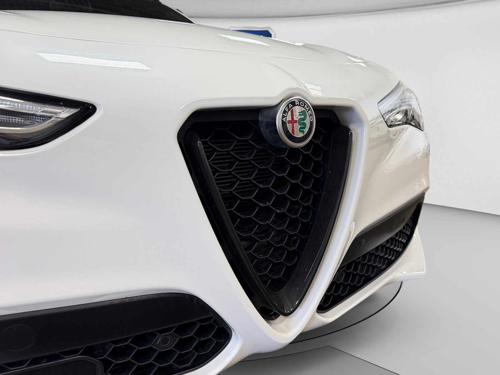 Used 2022 Alfa Romeo Stelvio Veloce AWD/4WD image 11