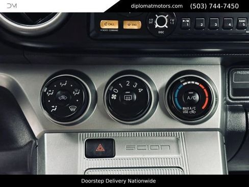 Used 2012 Scion xB FWD image 34