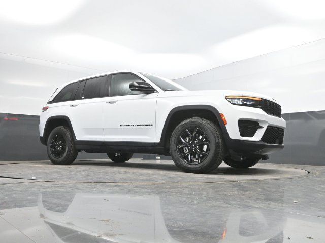 Used 2024 Jeep Grand Cherokee Altitude AWD/4WD image 48