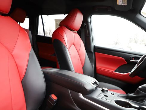 Used 2025 Toyota Highlander XSE image 11