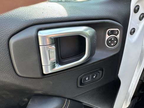 Used 2025 Jeep Wrangler Sahara image 11