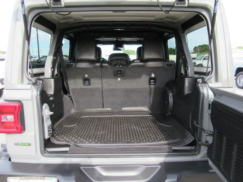 Used 2022 Jeep Wrangler Unlimited Rubicon w/ LED Lighting Group AWD/4WD image 17
