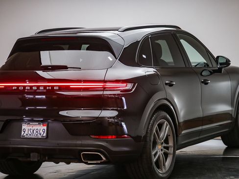 Used 2024 Porsche Cayenne AWD/4WD image 7