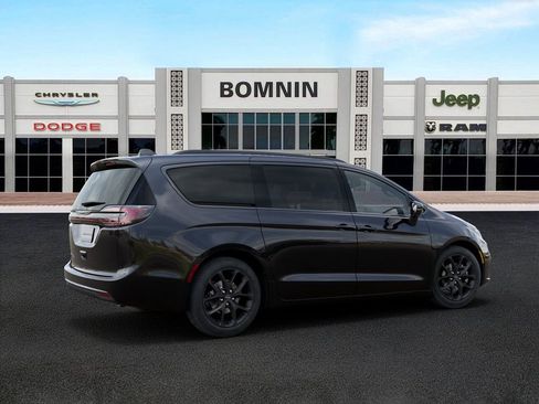 New 2026 Chrysler Pacifica Select w/ S Appearance Package image 4