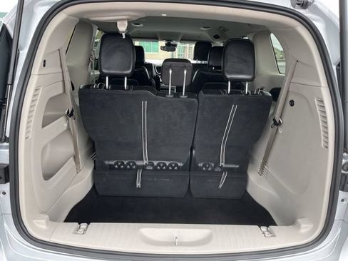 Used 2024 Chrysler Pacifica Touring-L FWD image 37