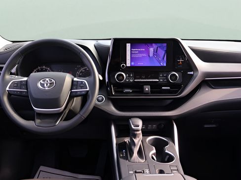 Used 2023 Toyota Highlander LE FWD image 21