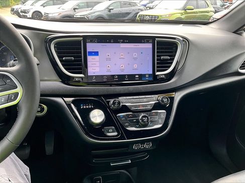Used 2025 Chrysler Pacifica Select FWD image 19