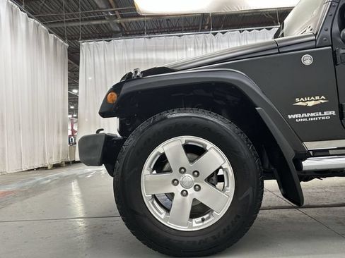 Used 2009 Jeep Wrangler Unlimited Sahara w/ Dual Top Group AWD/4WD image 21