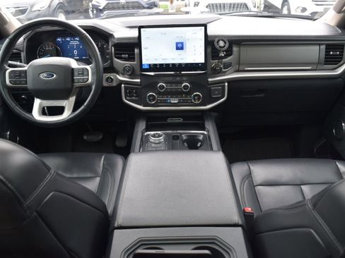 Used 2022 Ford Expedition XLT image 18