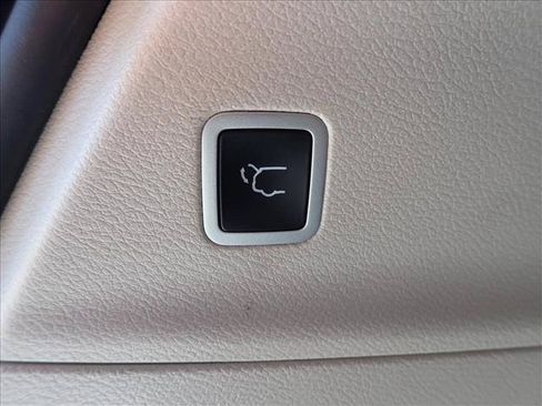 Used 2024 Chrysler Pacifica Touring-L FWD image 8