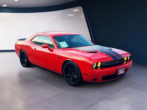 Used 2015 Dodge Challenger SXT w/ Driver Convenience Group RWD image 7