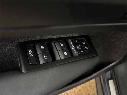 Certified 2022 Volvo XC40 P8 Recharge Plus image 13