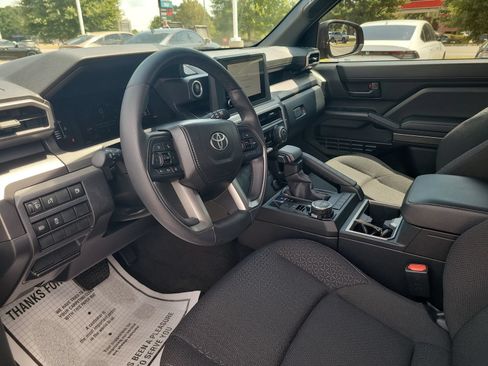 Used 2025 Toyota 4Runner SR5 AWD/4WD image 10