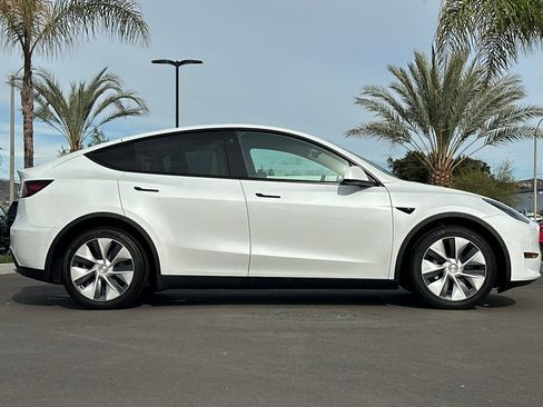 Used 2021 Tesla Model Y Long Range image 3
