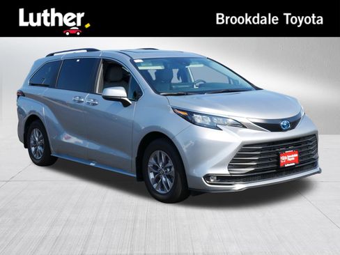 Certified 2025 Toyota Sienna XLE w/ XLE Plus Package AWD/4WD image 1