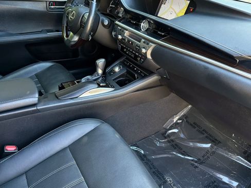 Used 2018 Lexus ES 350 w/ Luxury Package w/Wood Trim FWD image 16