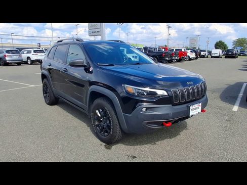 Used 2019 Jeep Cherokee Trailhawk AWD/4WD image 2