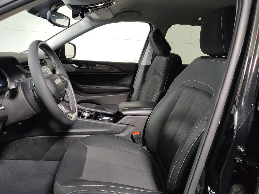 Used 2023 Jeep Grand Cherokee Laredo AWD/4WD image 17