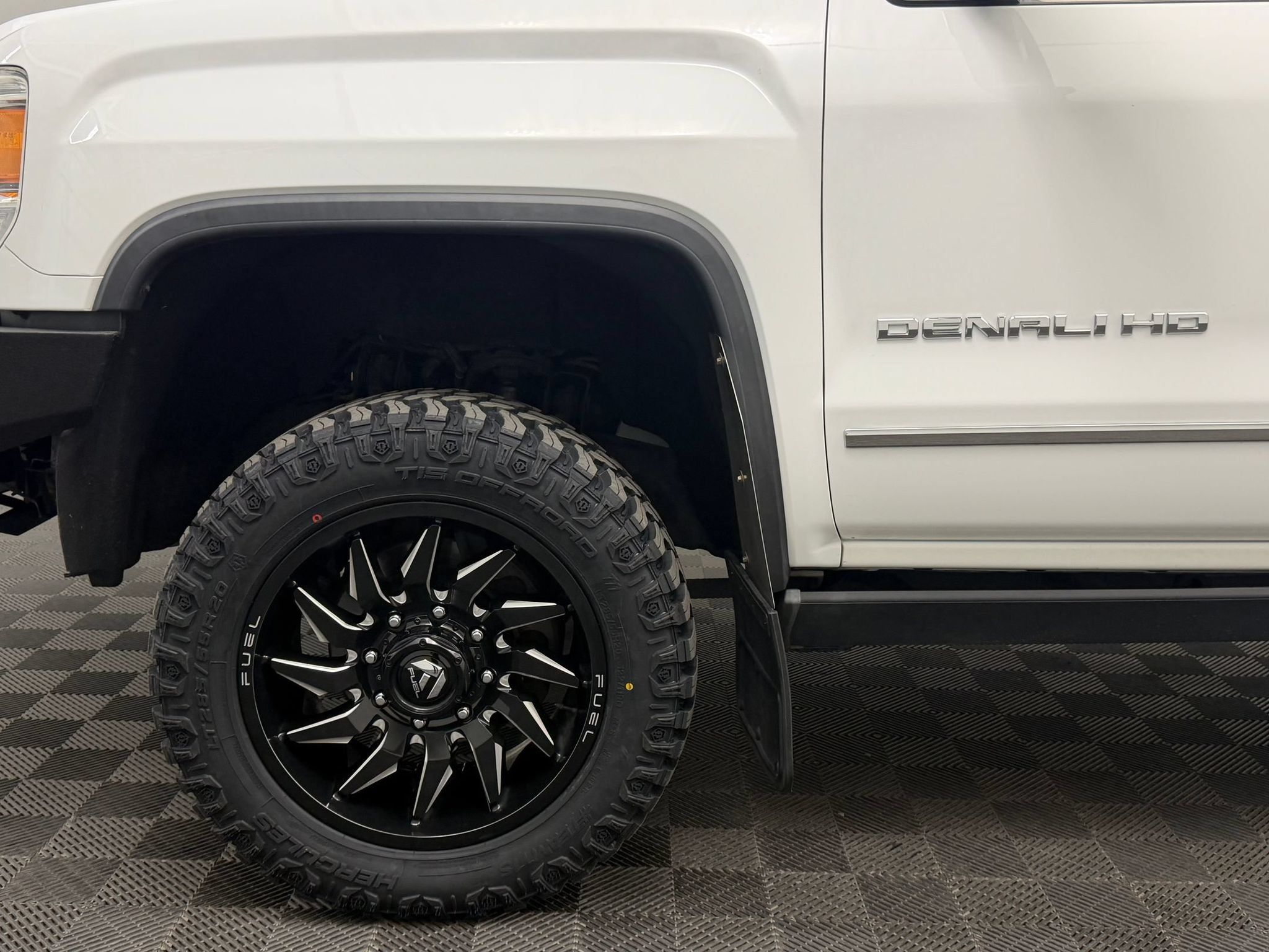 Used 2016 GMC Sierra 2500 Denali w/ Driver Alert Package AWD/4WD image 11