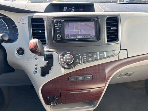 Used 2013 Toyota Sienna XLE FWD image 17