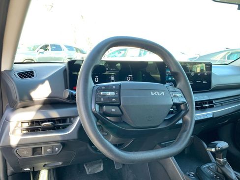 Used 2025 Kia K4 LXS image 33