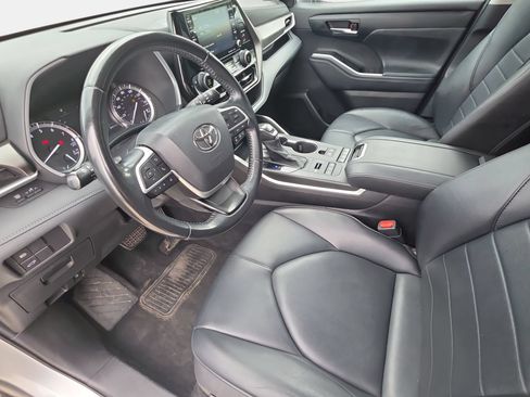 Used 2022 Toyota Highlander XLE AWD/4WD image 16