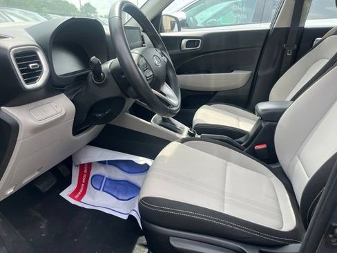 Used 2025 Hyundai Venue SEL FWD image 2