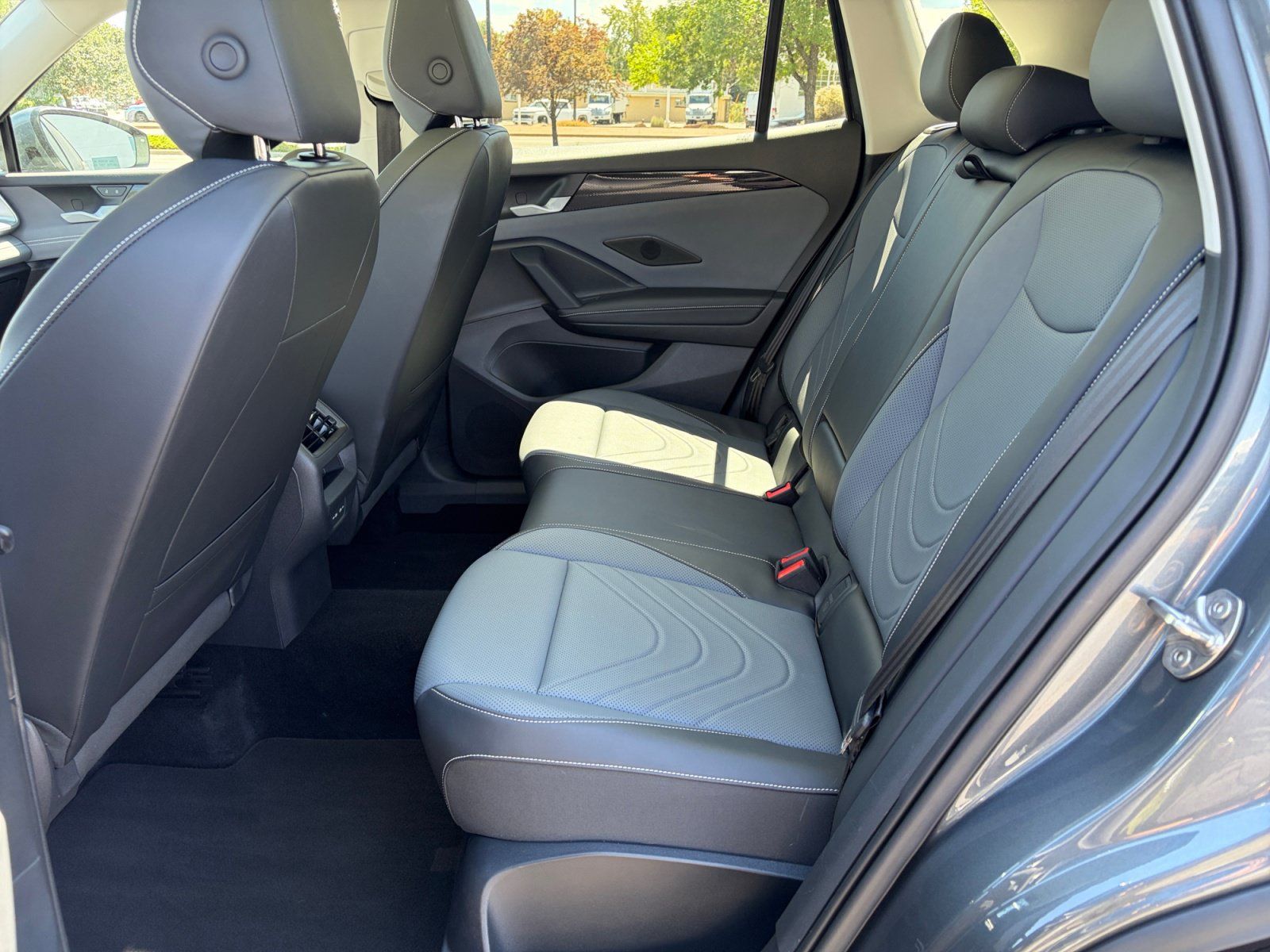 Certified 2025 Volkswagen Tiguan SE w/ Panoramic Sunroof Package AWD/4WD image 17