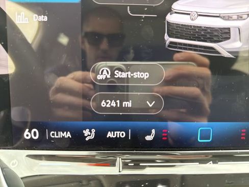 Used 2025 Volkswagen Tiguan SE w/ Panoramic Sunroof Package image 17