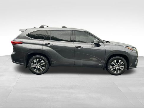 Used 2022 Toyota Highlander XLE AWD/4WD image 6