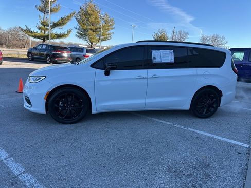 Used 2024 Chrysler Pacifica Touring-L w/ S Appearance Package image 12