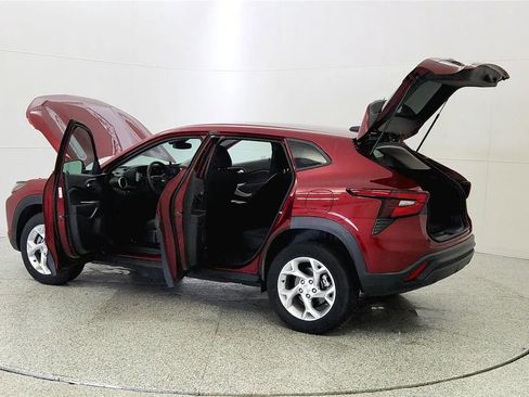 Used 2024 Chevrolet Trax LS w/ LS Convenience Package FWD image 11